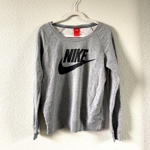 Nike long sleeves sweater with Logo in front